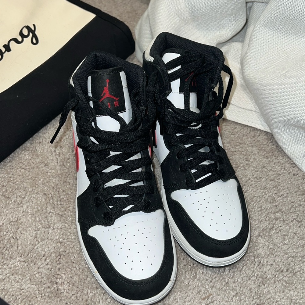 AIR JORDAN SNEAKERS